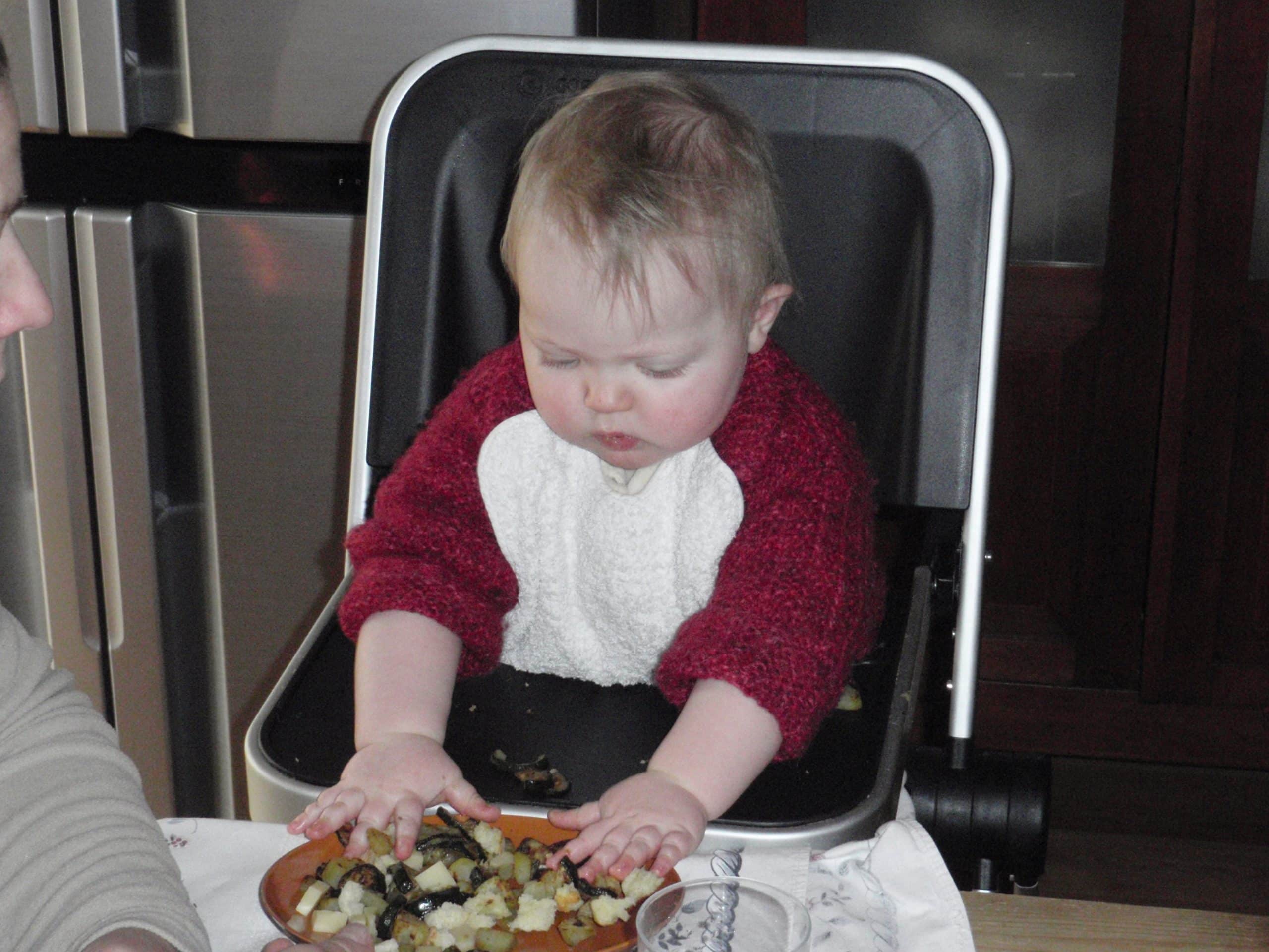 Bambina procede a svezzarsi da sola mangiando la pasta