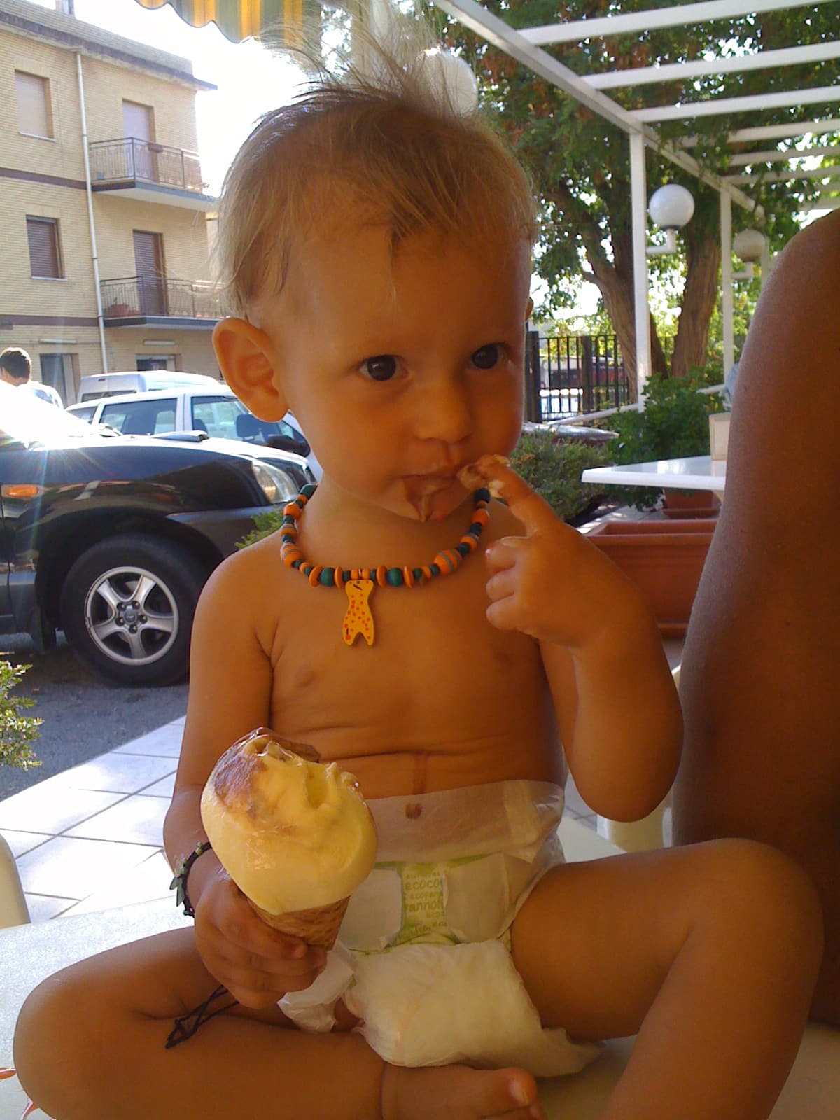 Bambina che si svezza da sola mangia il gelato