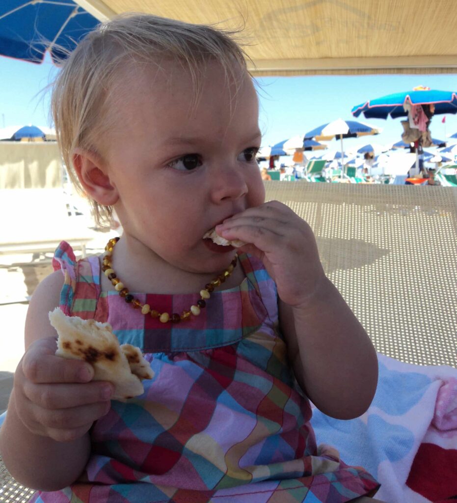 Bambina che fa autosvezzamento con panino