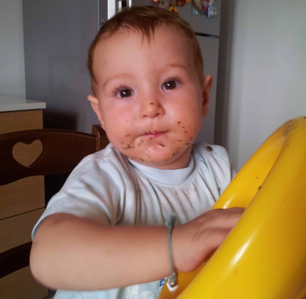 Bambino mangia da solo autosvezzamento