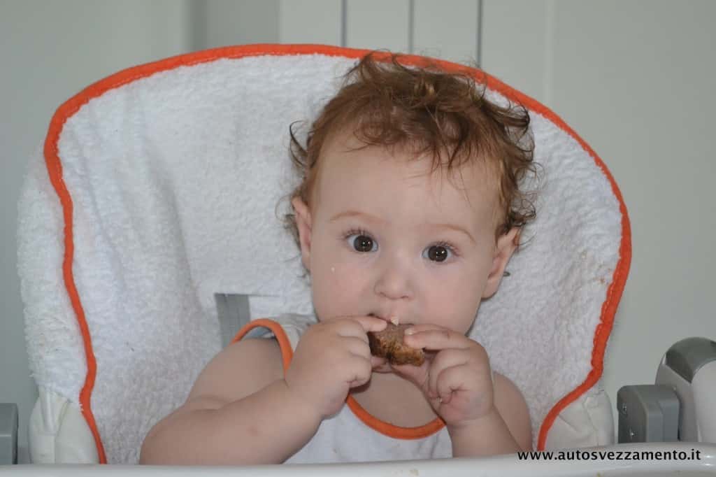 Bambino mangia con le mani