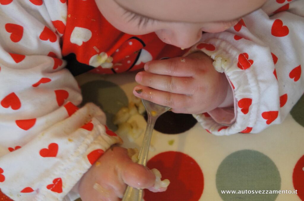 Mangerà mai come gli altri bambini? – quando i bambini iniziano a usare le posate