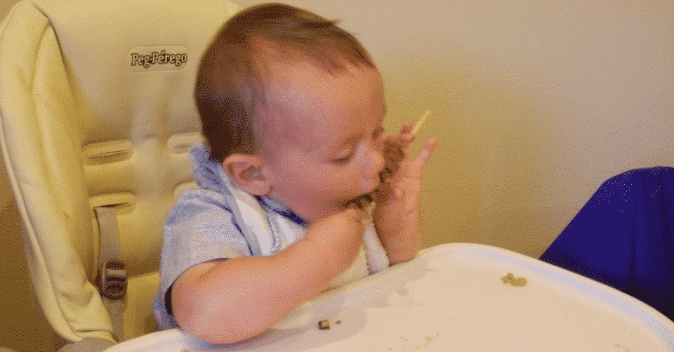 autosvezzamento: bambino mangia lo spiedino. 10 mesi