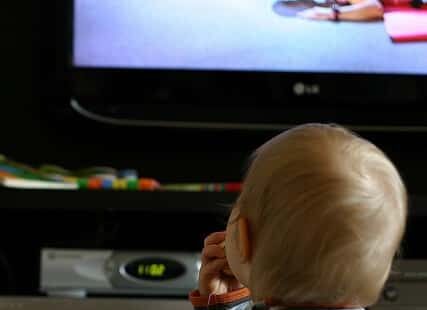 bambina inappetente, Mangiare davanti la TV