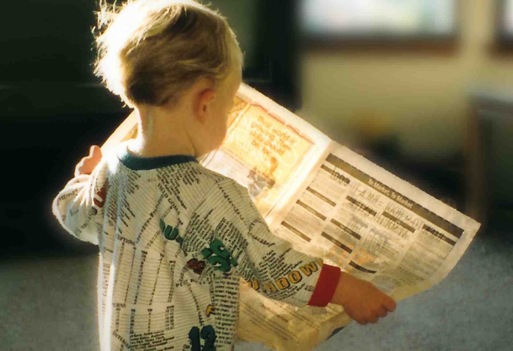 bambino legge giornale