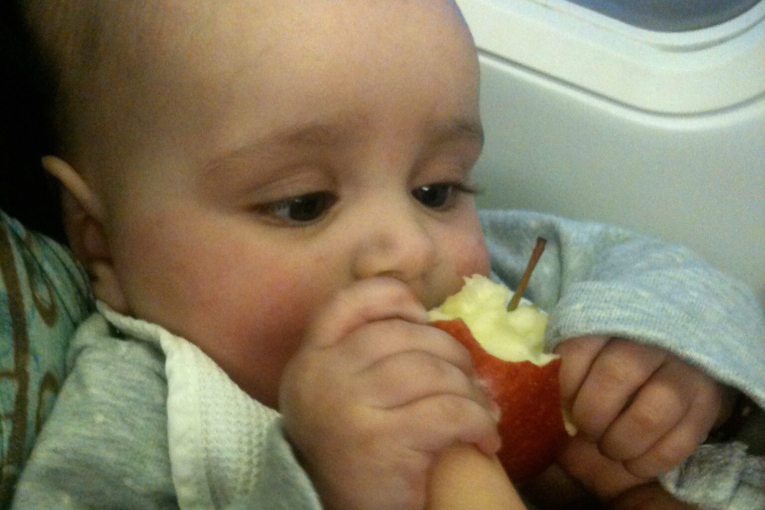 Bambina di 5 mesi succhia una mela