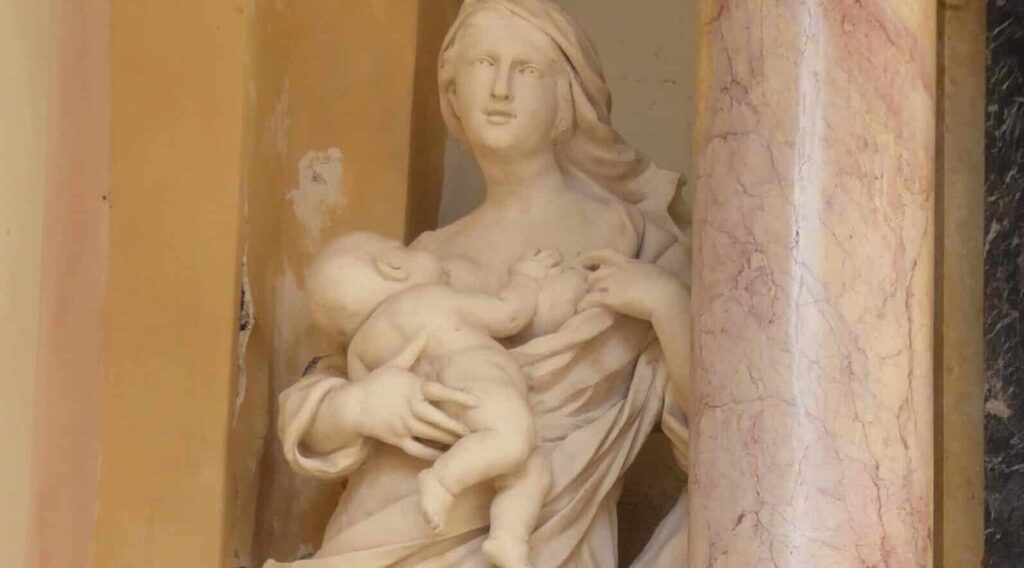 Riva del Garda, chiesa di San Rocco - Statua donna che allatta